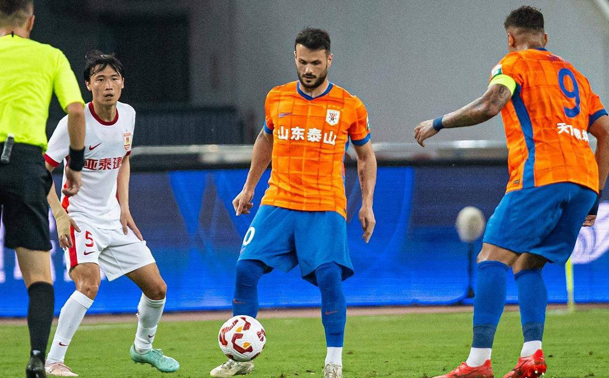 中超红牌！山东泰山队3-1胜武汉三镇！克雷桑进球无效！泽卡两球(中超直接红牌停赛)
