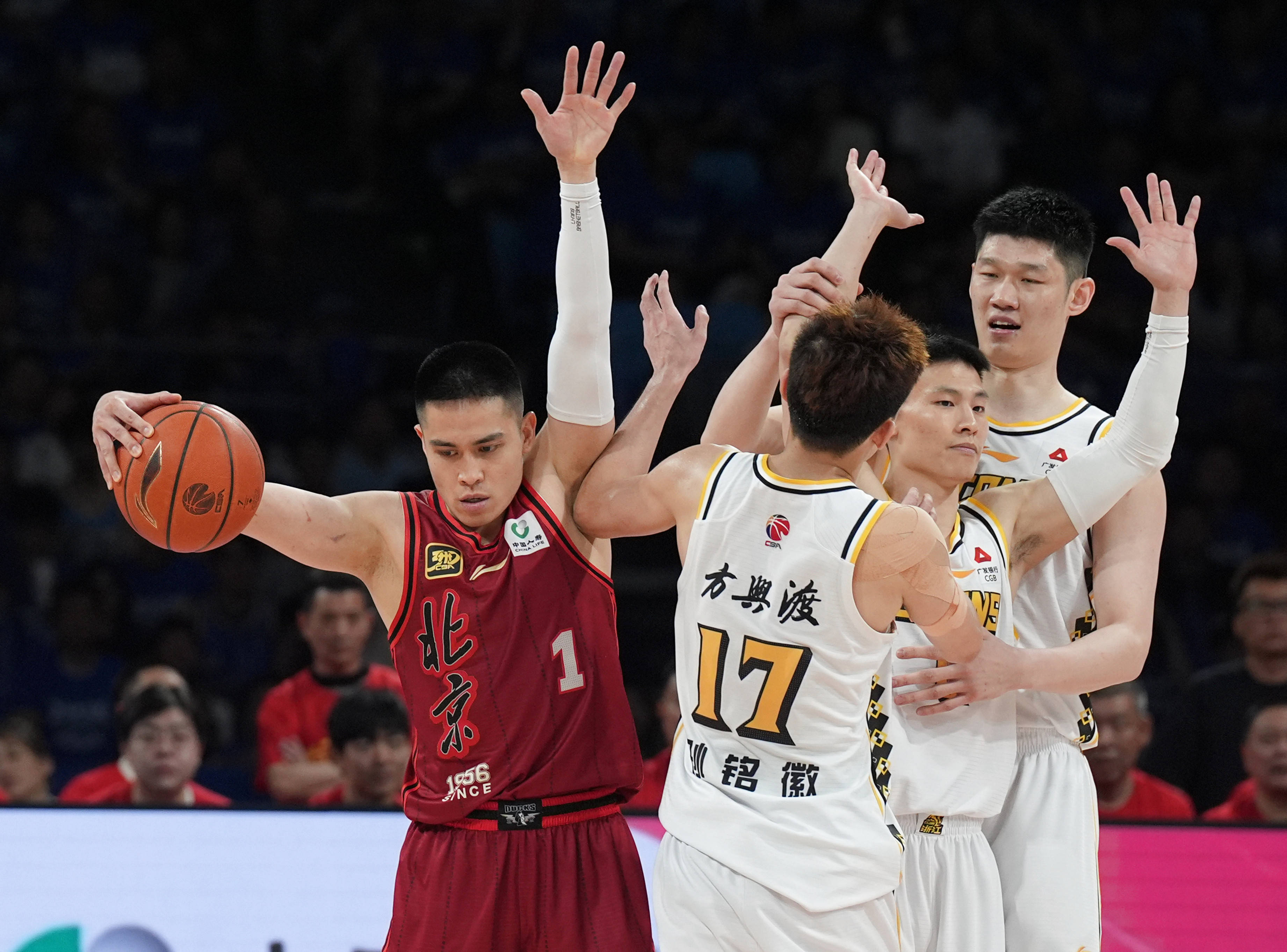 多米体育-CBA休赛期罚单要来了？广东新疆或被重罚：浙江却成最大赢家？的简单介绍